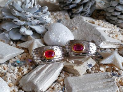 Paire de boucles d oreilles en or bicolore, rubis et diamants 2