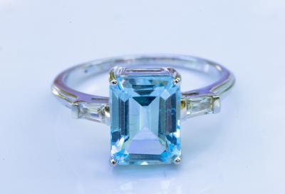 BAGUE en or gris  750 ( 18 KT )  TOPAZE bleue  de taille rectangle de 2,8 Carats et SAPHIRS blancs 2