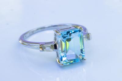 BAGUE en or gris  750 ( 18 KT )  TOPAZE bleue  de taille rectangle de 2,8 Carats et SAPHIRS blancs 2