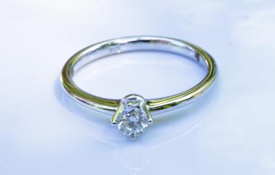 Bague solitaire en or gris sertie d ’un diamant de 0,2 Carat 2