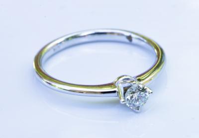 Bague solitaire en or gris sertie d ’un diamant de 0,2 Carat 2