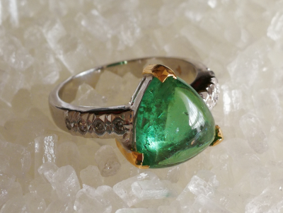 Bague en or gris  et or jaune  tourmaline verte de 3,63  cts et diamants 2