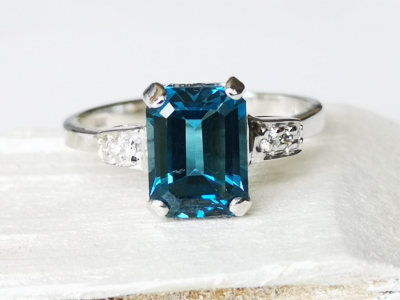 Bague en or gris topaze blue London  de 2.9 cts et diamants - certificat 2