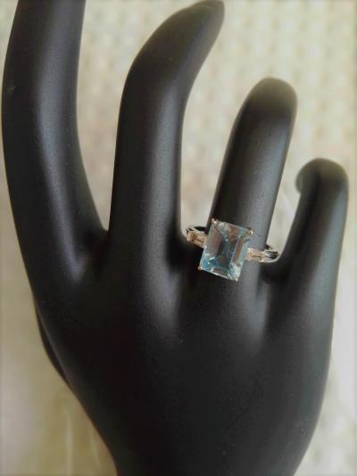 BAGUE en or gris  750 ( 18 KT )  TOPAZE bleue  de taille rectangle de 2,8 Carats et SAPHIRS blancs 2