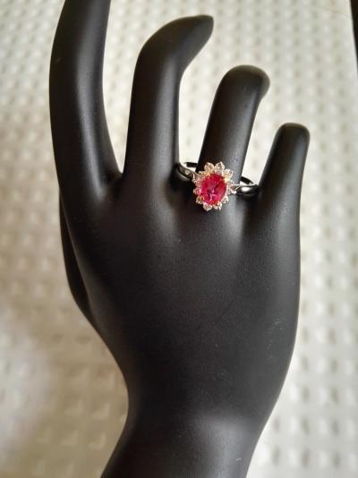 Bague en or gris, rubis et diamants 2