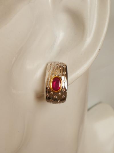 Paire de boucles d oreilles en or bicolore, rubis et diamants 2