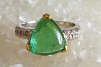 Bague en or gris  et or jaune  tourmaline verte de 3,63  cts et diamants 2