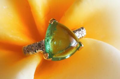 Bague en or gris  et or jaune  tourmaline verte de 3,63  cts et diamants 2