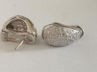 Paire de boucles d oreilles créoles en gris 18 carats pavées de diamants 2
