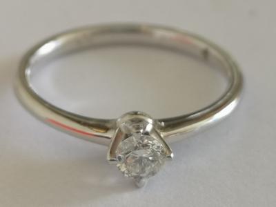 Bague solitaire en or gris sertie d ’un diamant de 0,2 Carat 2