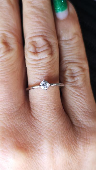 Bague solitaire en or gris sertie d ’un diamant de 0,2 Carat 2