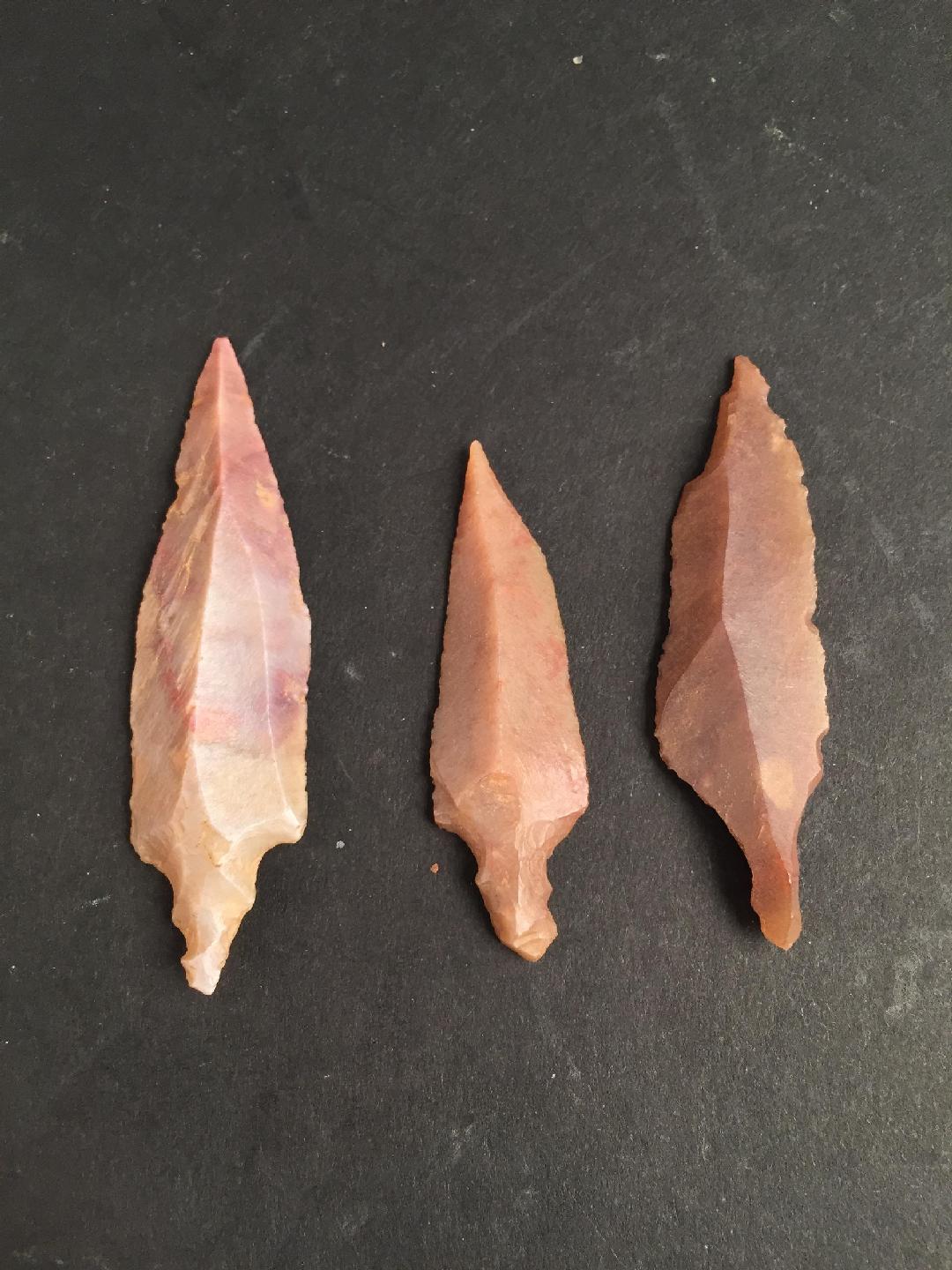 Ensemble de 3 pointes de flèches à pédoncule en silex... Archéologie Plazzart Ensemble de 3 pointes de flèches à pédoncule en silex... Archéologie Plazzart