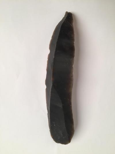 Lame en silex. Période Paléolithique. Long. 17 cm 2