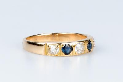 Bague en or jaune 18 ct 3 diamants env. 0,30 ct  2 saphirs env. 0,20 ct au total 2