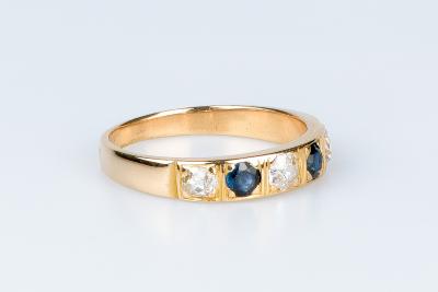 Bague en or jaune 18 ct 3 diamants env. 0,30 ct  2 saphirs env. 0,20 ct au total 2