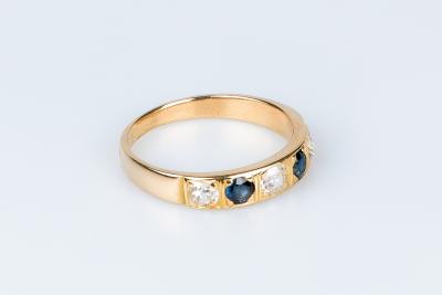 Bague en or jaune 18 ct 3 diamants env. 0,30 ct  2 saphirs env. 0,20 ct au total 2