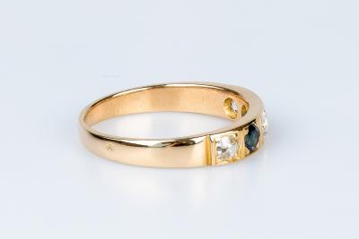 Bague en or jaune 18 ct 3 diamants env. 0,30 ct  2 saphirs env. 0,20 ct au total 2