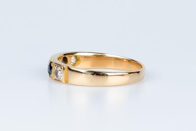 Bague en or jaune 18 ct 3 diamants env. 0,30 ct  2 saphirs env. 0,20 ct au total 2