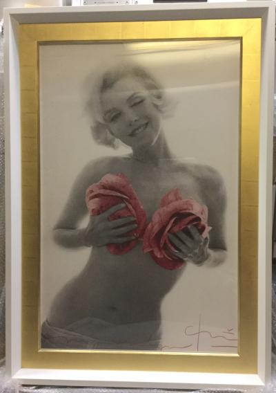 Bert STERN - Marilyn Monroe pink roses Grand Format, 2011 - Photographie signée 2