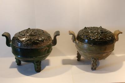 Chine, Dynastie Han, Paire de vases tripodes Ding 2