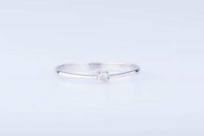 Bague solitaire en or blanc sertie d’un diamant 2