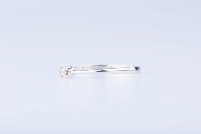 Bague solitaire en or blanc sertie d’un diamant 2