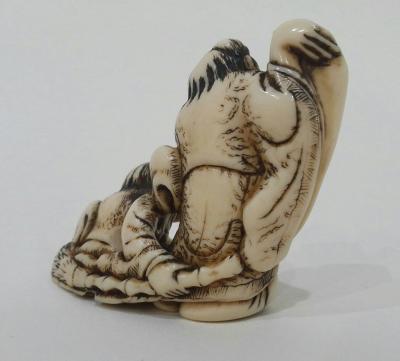 Rare netsuke en ivoire. Japon, Epoque EDO. Fin XVIII ème siècle. 2