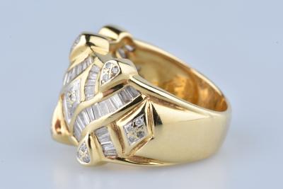 Bague en or jaune 18 carats à décor de volutes pavées de 34 diamants rond brillant de 0.34 ct au total et de 68 diamants baguettes de 1,36 ct au total. 2