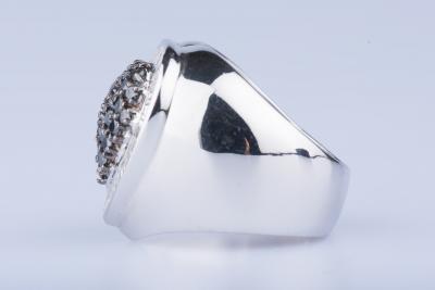 Bague en or jaune 18 ct 52 diamants baguettes 28 diamants noirs 0,56 ct au total 2