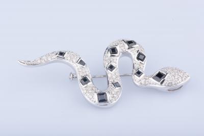 Broche serpent en or blanc 18 ct 49 diamants env. 0.49 ct au total et de saphirs 2
