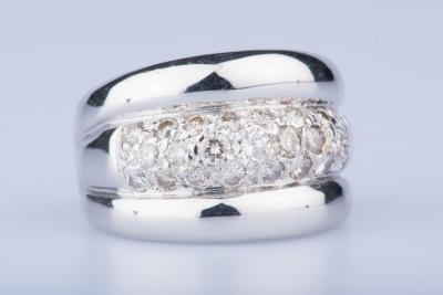 18 ct white gold ring 1 diamond approx. 0.15 ct 2 diamonds 2
