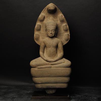 Cambodge, époque Khmer Bouddha auréolé de son naga 2
