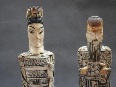 Chine, XXe, Couple chinois en os sculpté 2