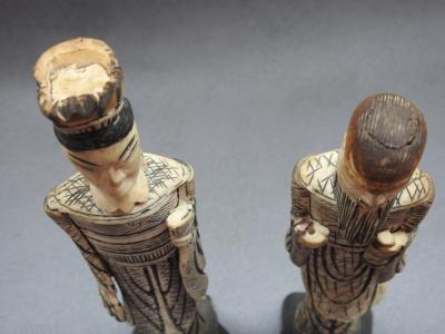 Chine, XXe, Couple chinois en os sculpté 2