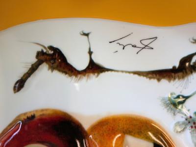 Salvador DALI  : Fruits troués et rhinocéros - Plat en Porcelaine original signé 2