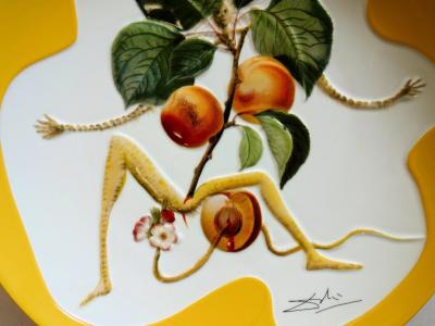 Salvador DALI - L’abricot chevalier - Plat en Porcelaine original 2
