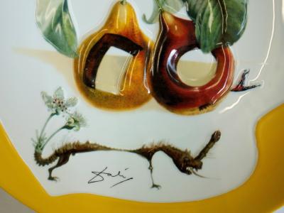 Salvador DALI  : Fruits troués et rhinocéros - Plat en Porcelaine original signé 2