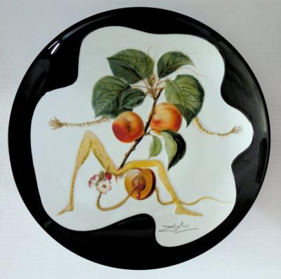 Salvador DALI  - L’abricot chevalier - Plat en Porcelaine original 2