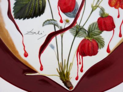 Salvador DALI  (d’après) - Coeur de fraises - Plat en Porcelaine original signé et numéroté 2