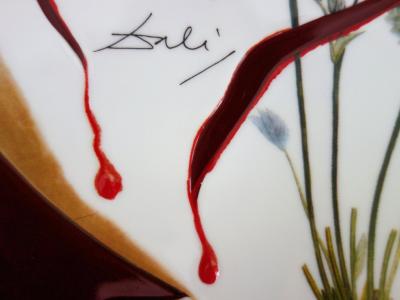 Salvador DALI  (d’après) - Coeur de fraises - Plat en Porcelaine original signé et numéroté 2