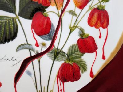 Salvador DALI  (d’après) - Coeur de fraises - Plat en Porcelaine original signé et numéroté 2