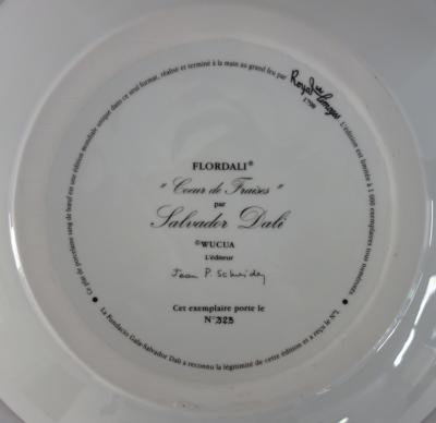 Salvador DALI  (d’après) - Coeur de fraises - Plat en Porcelaine original signé et numéroté 2