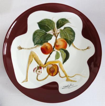 Salvador DALI (d’après) : L’abricot chevalier - Plat en Porcelaine original 2