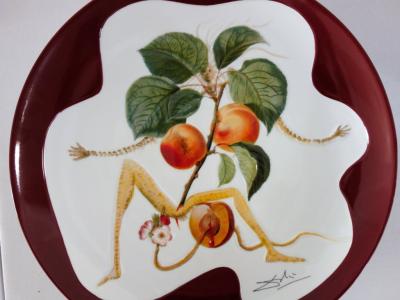 Salvador DALI (d’après) : L’abricot chevalier - Plat en Porcelaine original 2