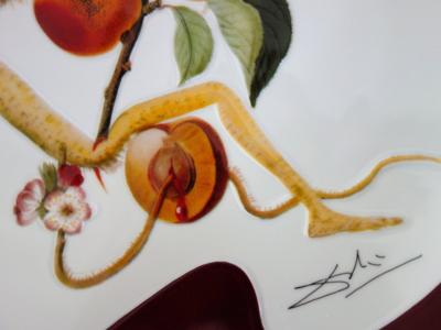 Salvador DALI (d’après) : L’abricot chevalier - Plat en Porcelaine original 2