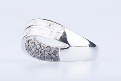 Bague en or blanc 18 ct 34 diamants noirs env. 0,34 ct au total 46 diamants baguettes 2