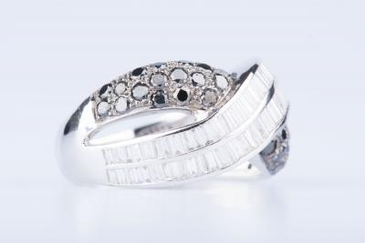 Bague en or blanc 18 ct 34 diamants noirs env. 0,34 ct au total 46 diamants baguettes 2