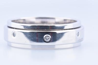 PIAGET - Bague en or blanc et sept diamants 2