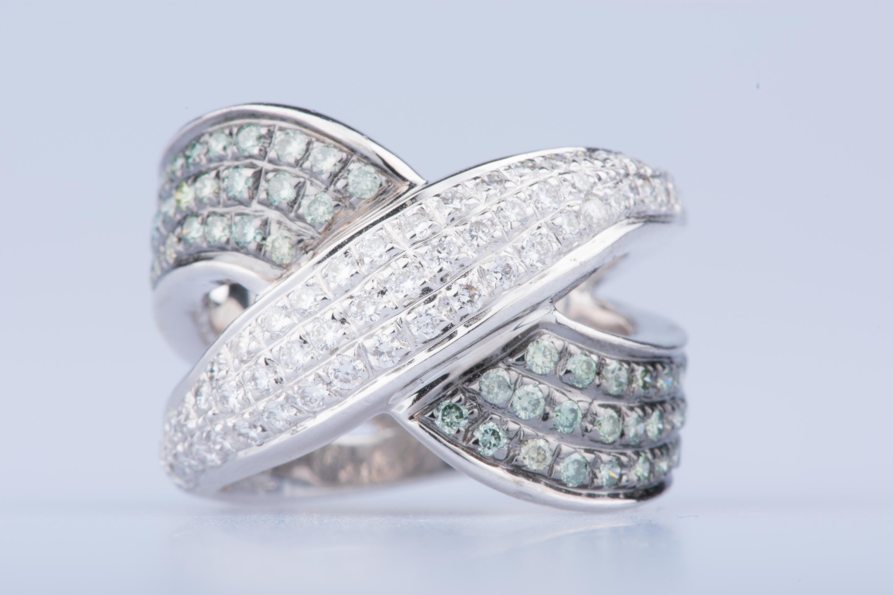 Bague Ancienne En Or Blanc 18 Carats Avec Saphirs Et Diamants — Taille 43.5, Style Art Déco, 4.11 Grammes