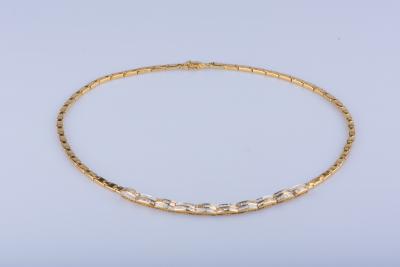 Collier en or jaune 18 ct entouré de diamants 2